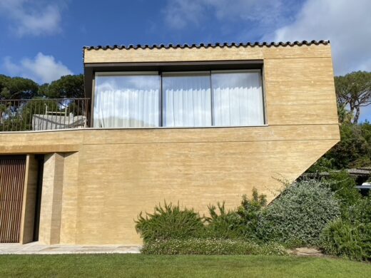 Restauration&#x20;de&#x20;fa&#x00E7;ade&#x20;et&#x20;peinture&#x20;&#x00E0;&#x20;la&#x20;chaux&#x20;dans&#x20;le&#x20;Var&#x20;avec&#x20;Laure&#x20;Hermet